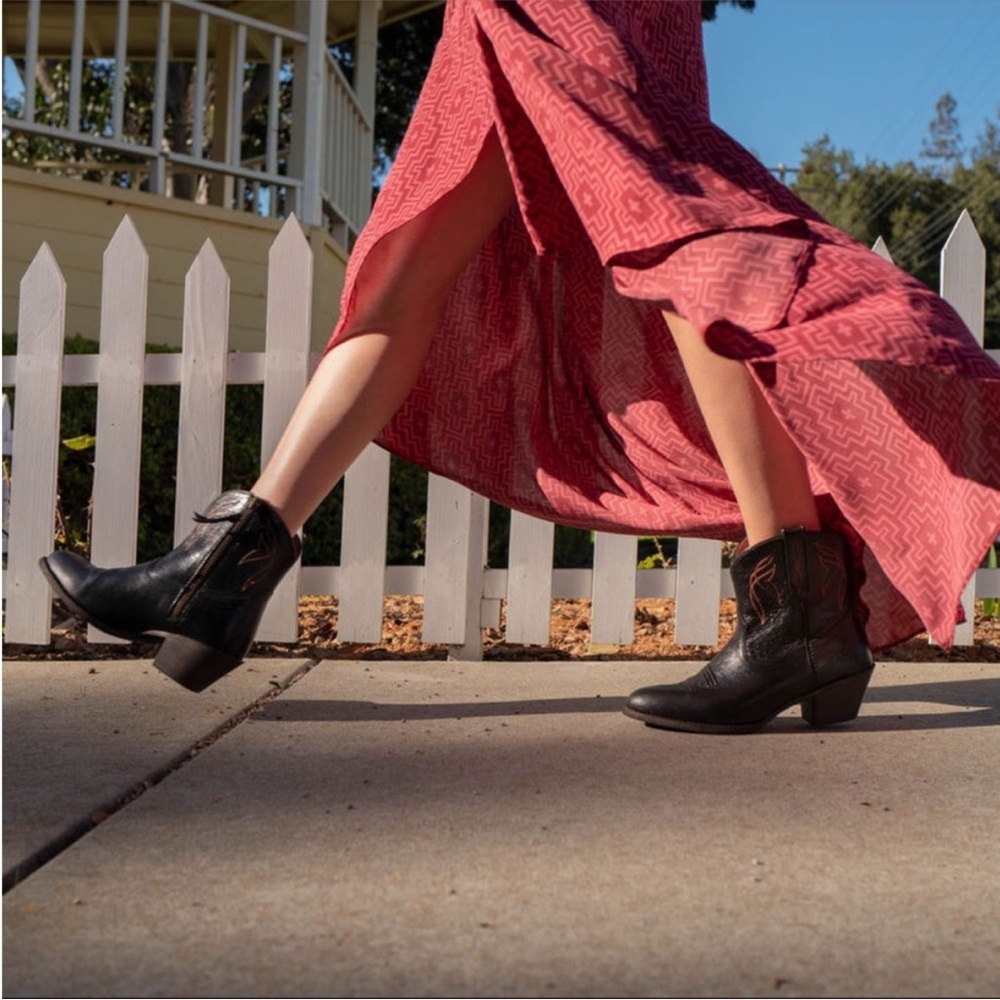 NWT ARIAT Women's Darlin Western
Ankle Boots